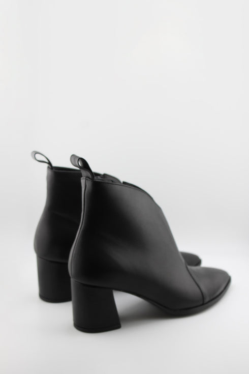 DFC Relax V-Cut Pointed Toe Block Heel Bootie