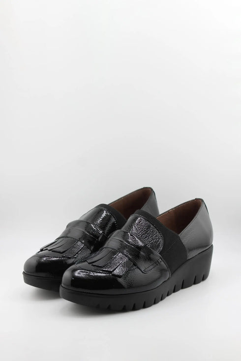 Wonders Glossy Platform Loafers with Elastic Strap
