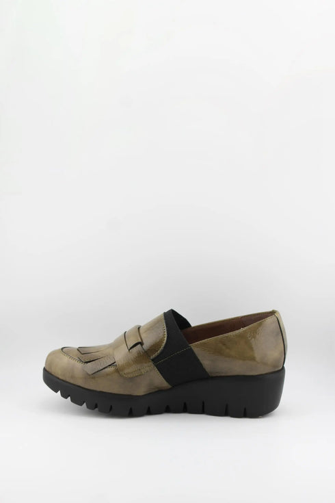Wonders Glossy Platform Loafers with Elastic Strap