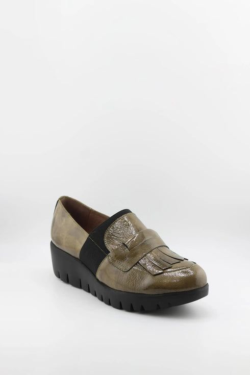 Wonders Glossy Platform Loafers with Elastic Strap