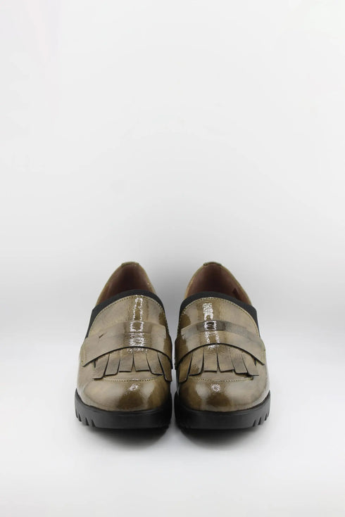 Wonders Glossy Platform Loafers with Elastic Strap