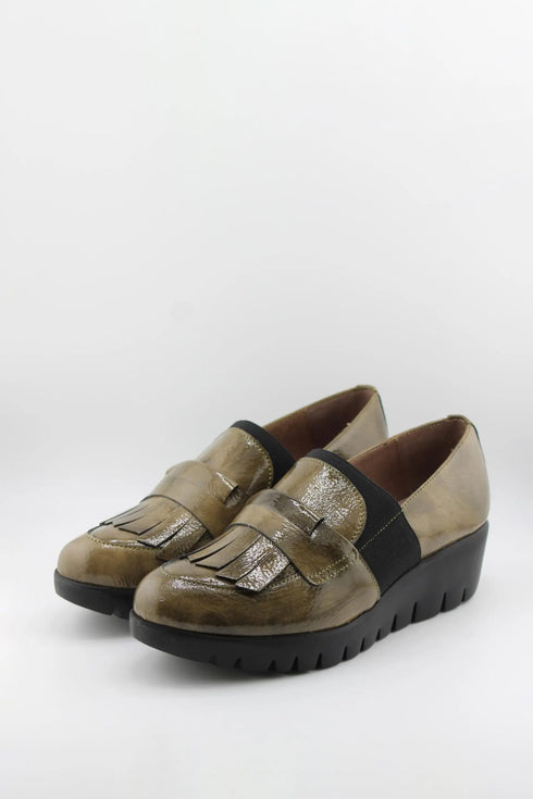 Wonders Glossy Platform Loafers with Elastic Strap