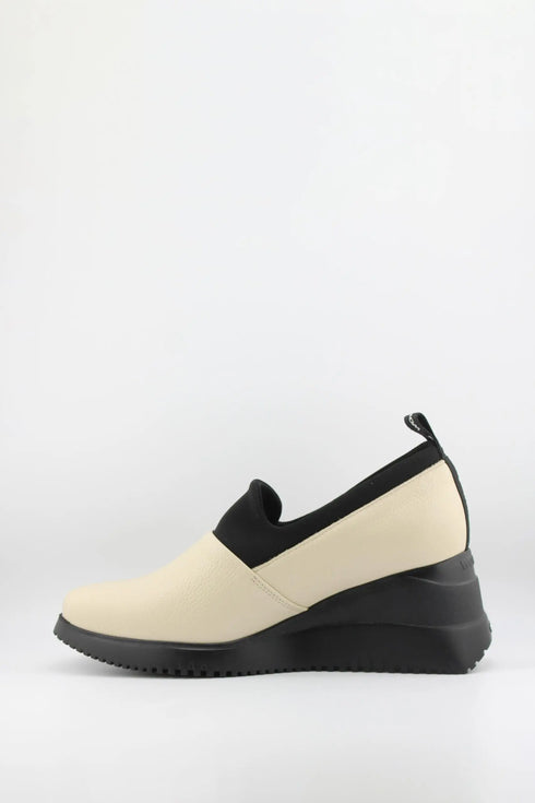 Wonders Slip-On Textured Platform Loafers