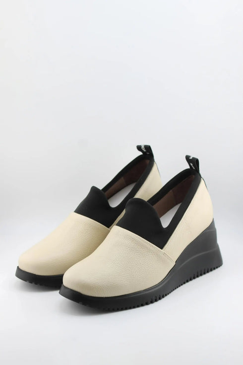 Wonders Slip-On Textured Platform Loafers