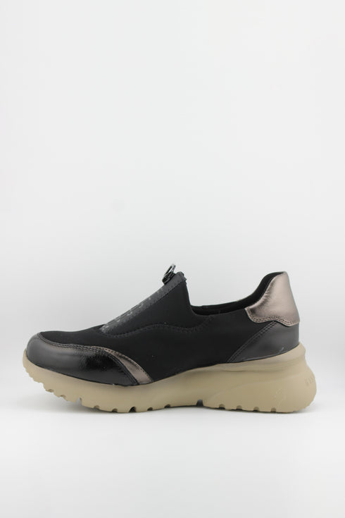 Hispanitas Slip-On Leather Sneakers with Patent Accents