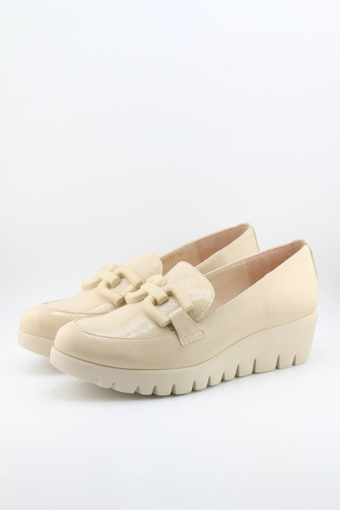 Wonders Chain Detail Patent Wedge Loafer