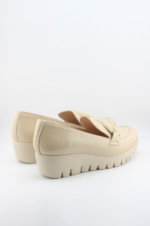 Wonders Chain Detail Patent Wedge Loafer