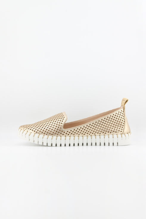 Luz da lua Perforated Slip-On Loafer with Textured Sole