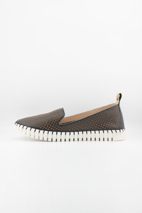 Luz da lua Perforated Slip-On Loafer with Textured Sole