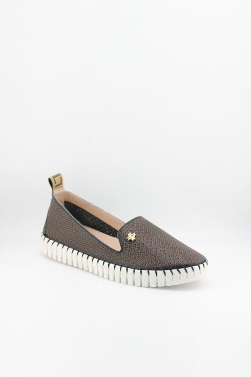 Luz da lua Perforated Slip-On Loafer with Textured Sole