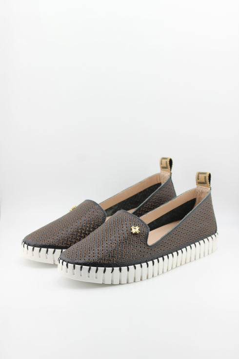 Luz da lua Perforated Slip-On Loafer with Textured Sole