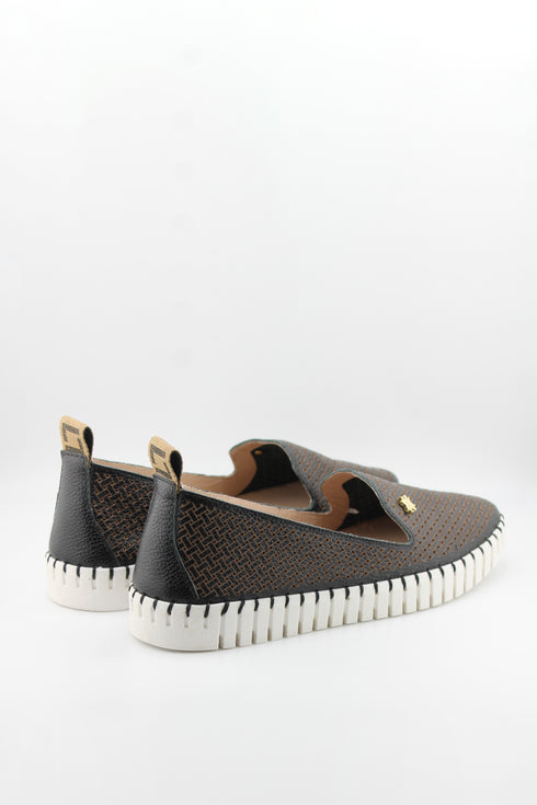Luz da lua Perforated Slip-On Loafer with Textured Sole