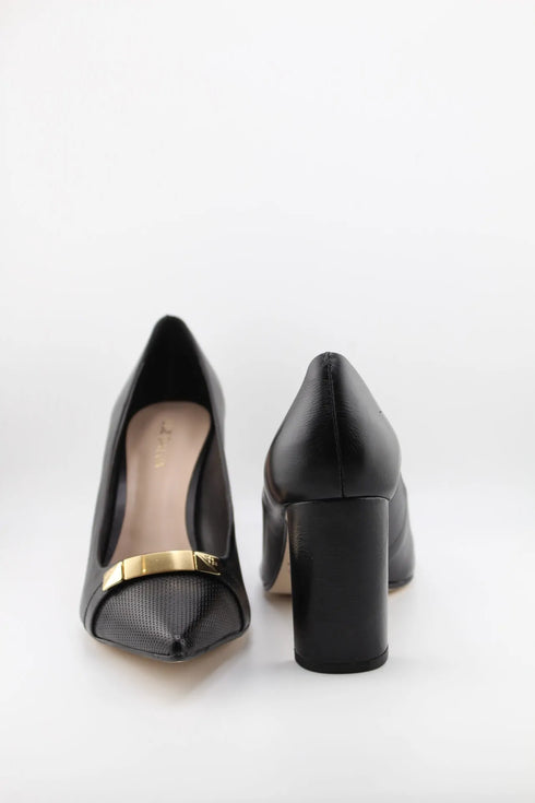 Luz da lua Pointed Toe Heels with Gold Accent