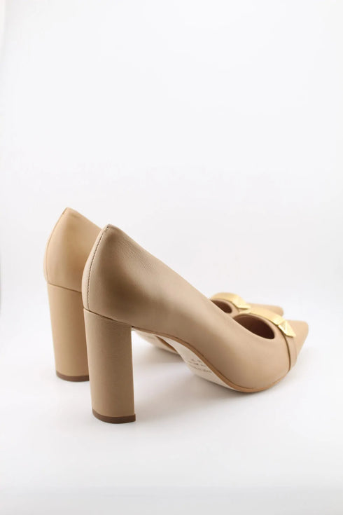 Luz da lua Pointed Toe Heels with Gold Accent